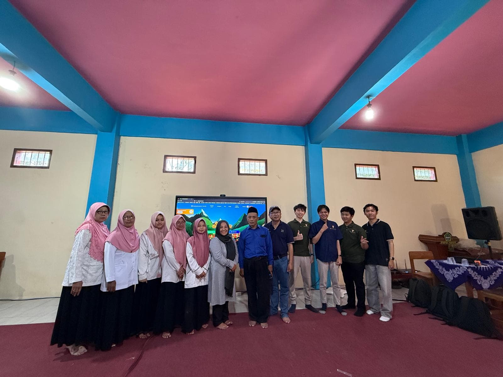 Tim GeniusGrowth bersama Pengasuh dan dewan guru di aula