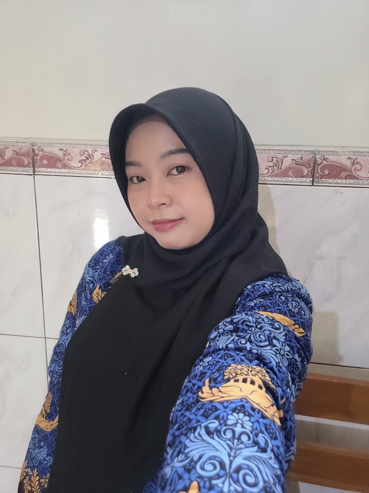Potret Elita Devi Rahayu, S.Pd — Guru IPS, Bendahara & Operator BOS
