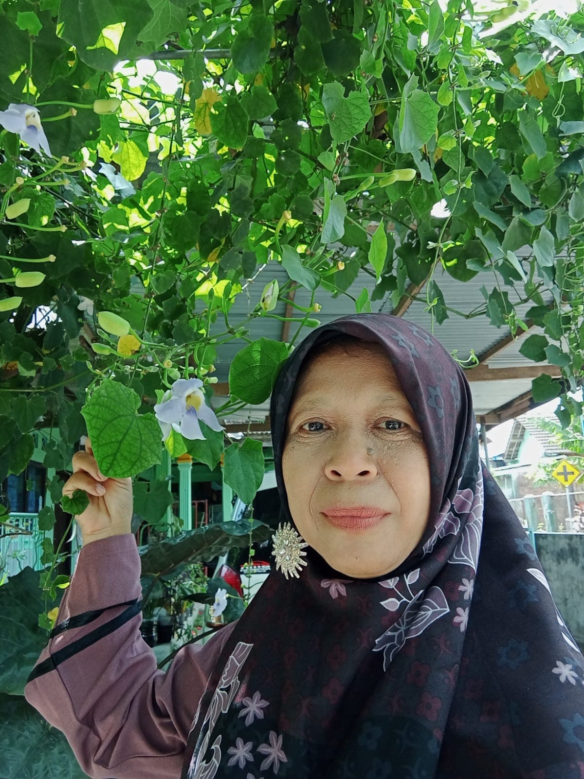 Potret Imroatussolikhah, S.Ag — Guru Seni Rupa