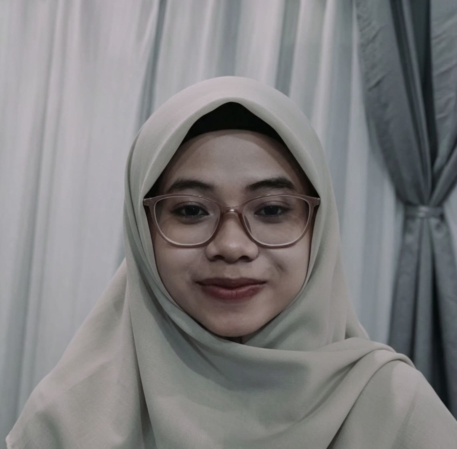 Potret Siti Nur Azizah — Guru Bahasa Jawa & Urusan Perpustakaan