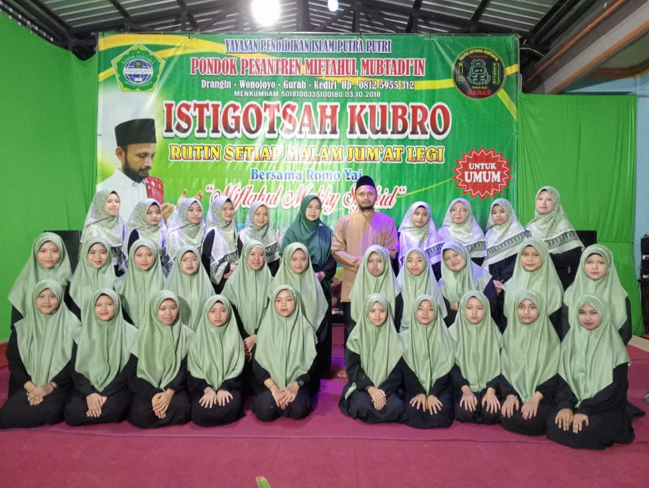 Santri putri mengikuti istighotsah bersama Pengasuh