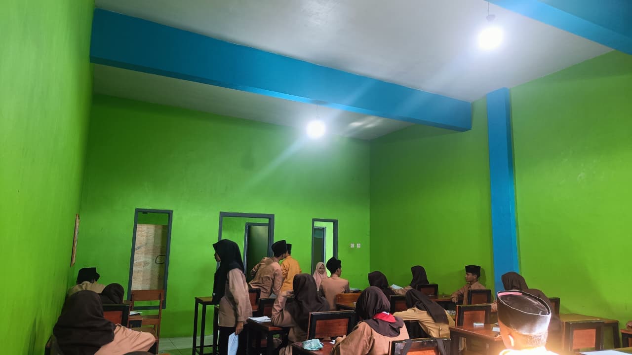 Suasana KBM di ruang kelas santri