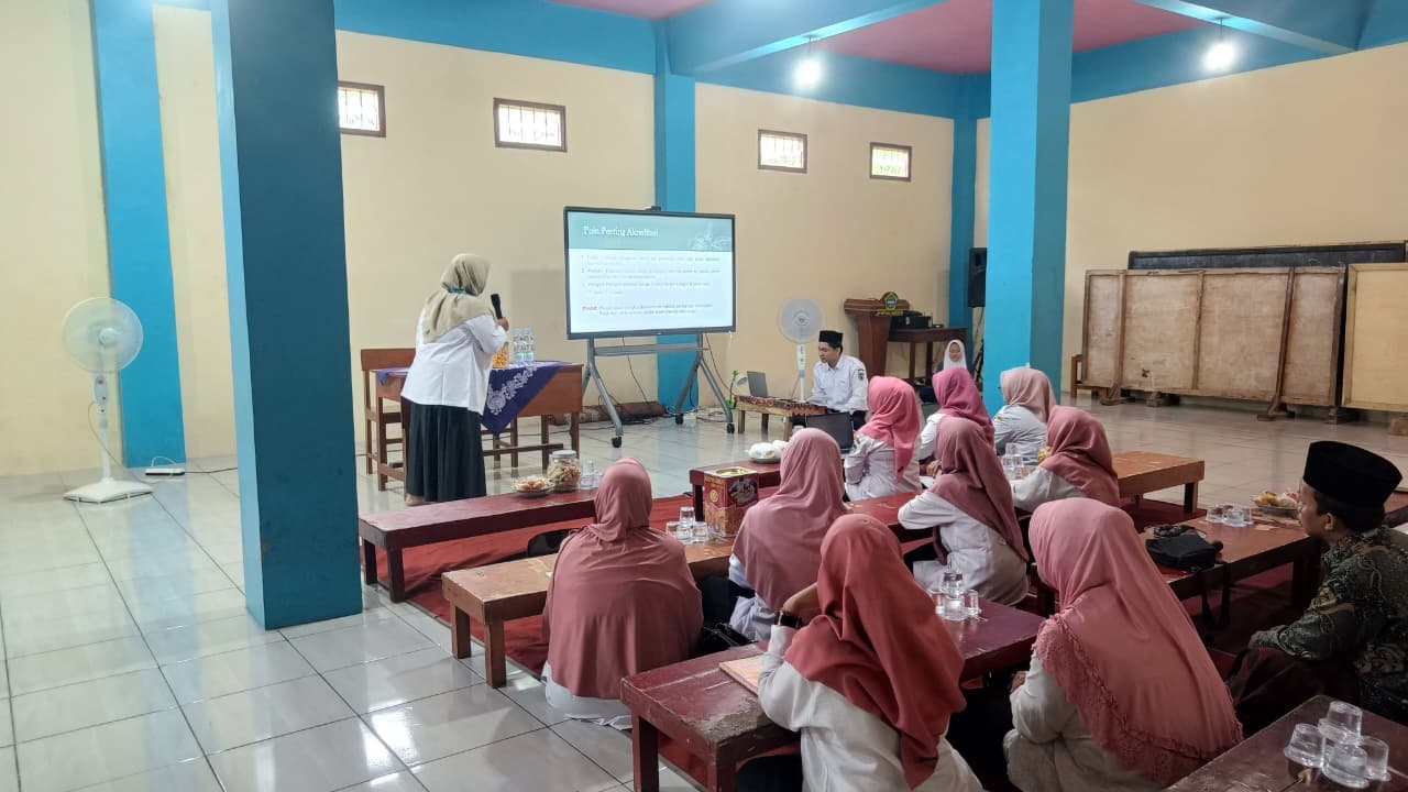 KBM dengan proyektor di ruang kelas