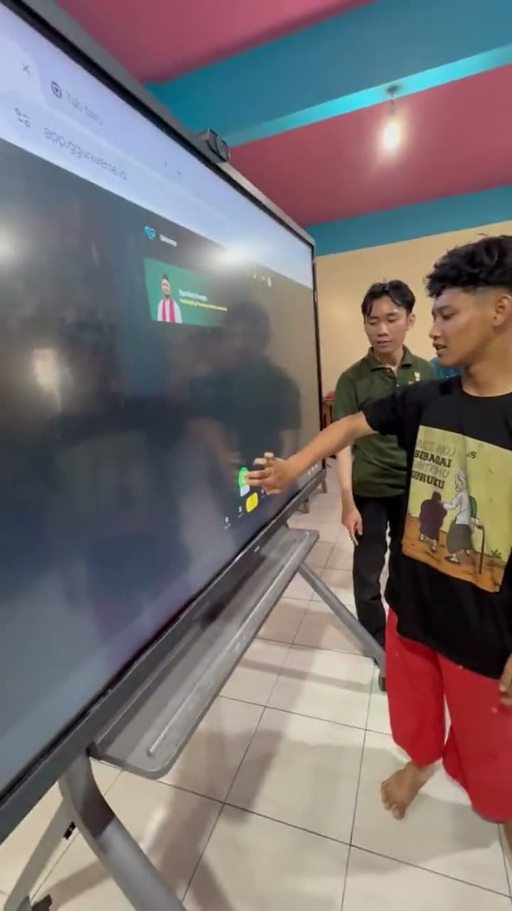 Santri menggunakan papan interaktif kelas digital