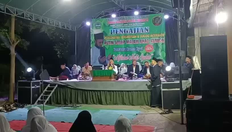Pengajian rutin malam Ahad di panggung kompleks Drangin